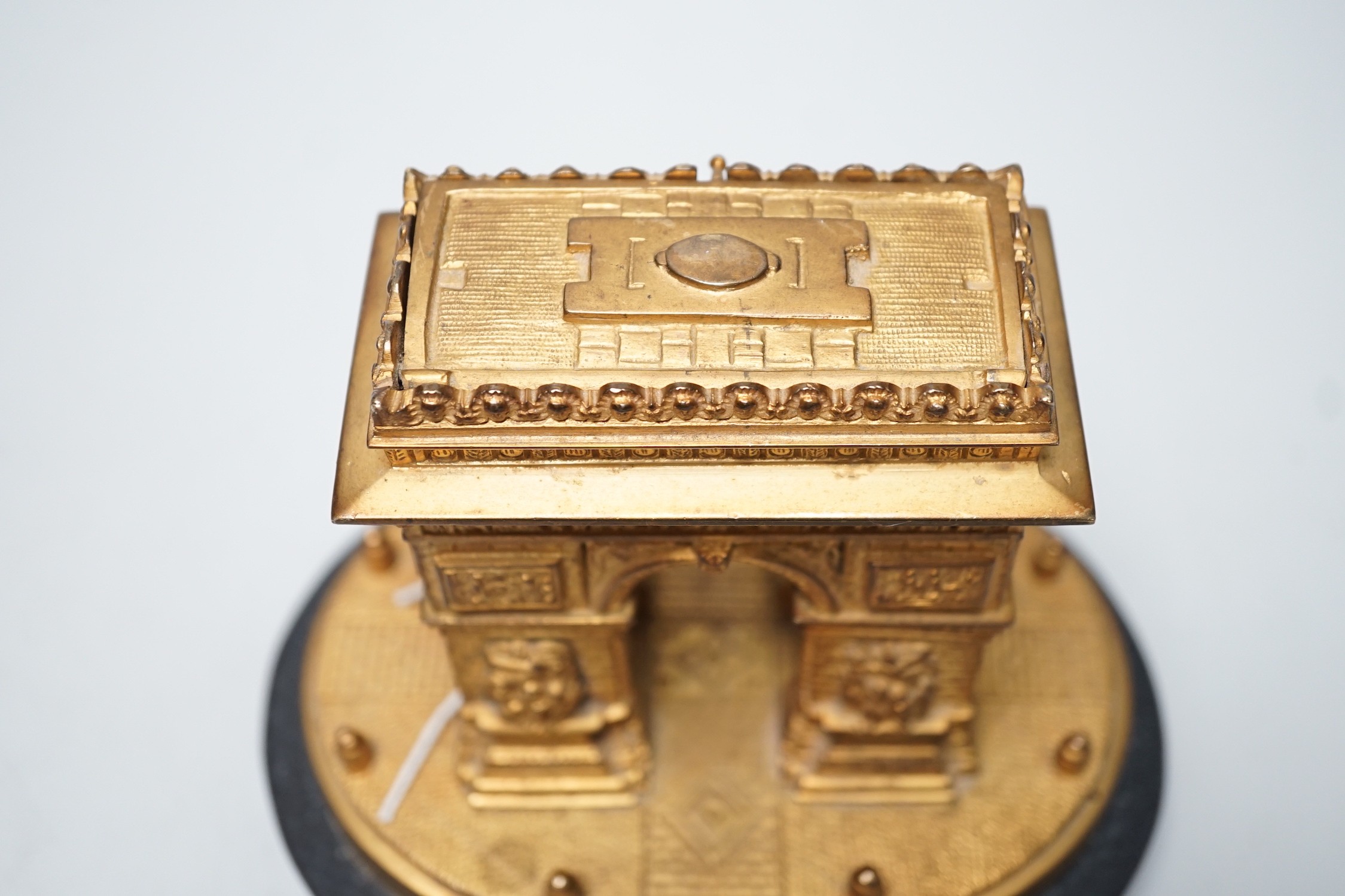 A French ormolu L'Arc de Triomphe trinket box on slate base. 14.5cm